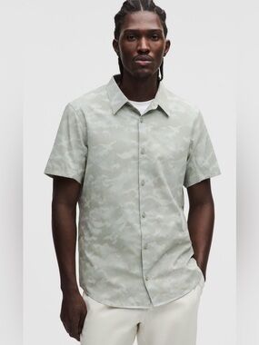 Lululemon Airing Easy Short Sleeve Button-Up Shirt Dither Camo Fog Green Size S